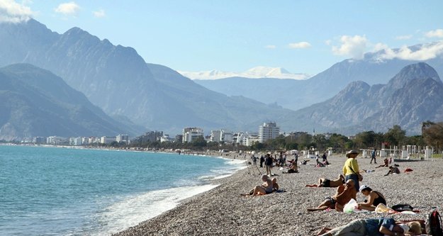 Zirvede kar sahilde deniz keyfi