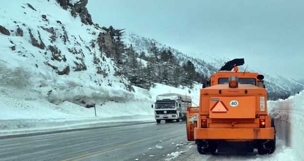 1825 metre rakımda karla mücadele devam ediyor
