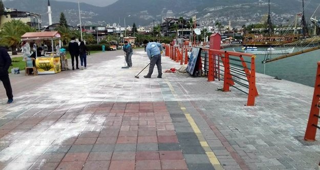 Alanya Belediyesi yağmurun izlerini siliyor