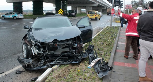 Alanya'da araçların hurdaya döndüğü kazayı ucuz atlattı