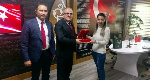 Alanya'dan tayini çıkan Seçil Polise teşekkür plaketi