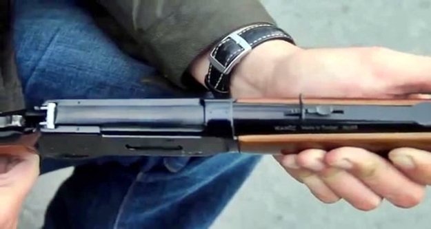 Alanya’da bir kişi temizlediği tüfekle kendini vurdu!