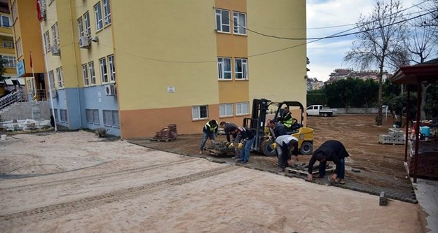 Alanyalı öğrenciler tatil dönüşü modern bahçelere kavuşacak