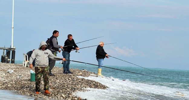 Amatör balıkçılar afeti fırsata çevirdi