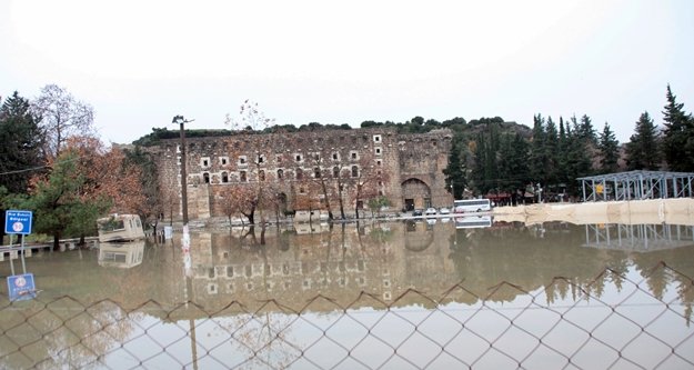 Antik tiyatro su altında kaldı