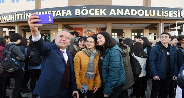 Başkan Böcek karne heyecanına ortak oldu