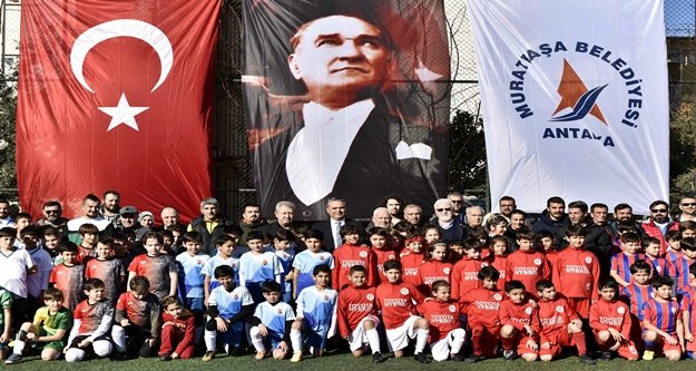 Başkan Uysal minik futbolcularla buluştu