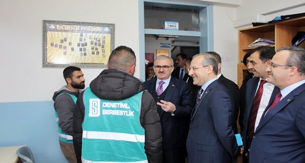 Belirlenen 26 okulu hükümlüler boyuyor