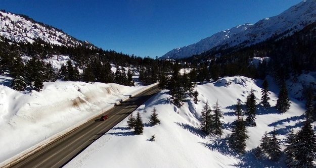 Beyaz’a bürünen Toroslar’dan kartpostallık görüntü