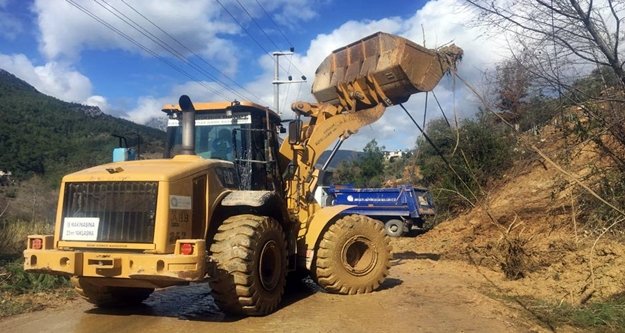 Büyükşehir Belediyesi'nin Alanya kırsalında heyelan mesaisi!