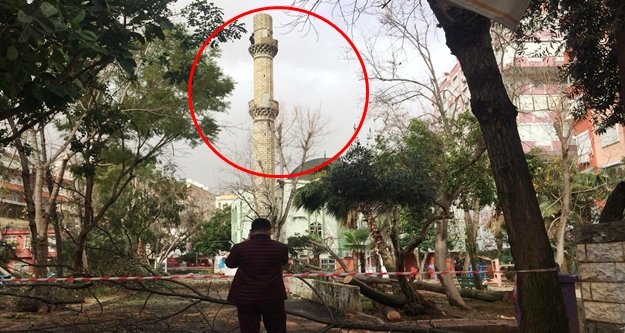 Cami minaresi şiddetli rüzgara dayanamadı!