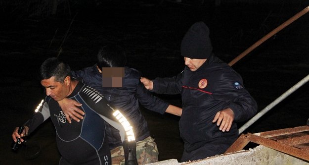 Dere taştı: Evinde mahsur kalan vatandaşlar kurtarıldı