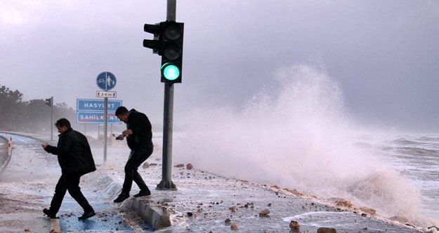 Dev dalgalar sahili dövdü