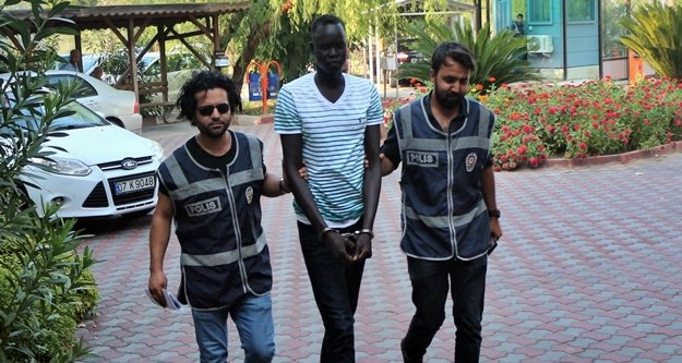 Elindeki taşla sokakta dehşet yaşatan Sudanlı yargılanıyor