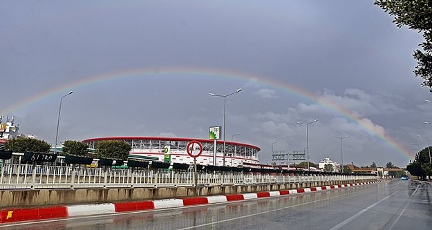 Felaketin izlerini silmeye çalışan Antalya'da gökkuşağı şöleni