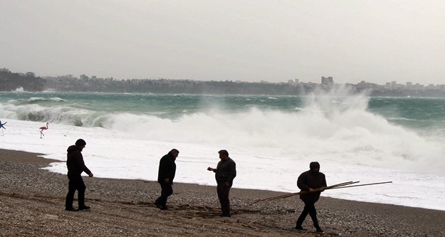 Fırtına dev dalgalar oluşturdu