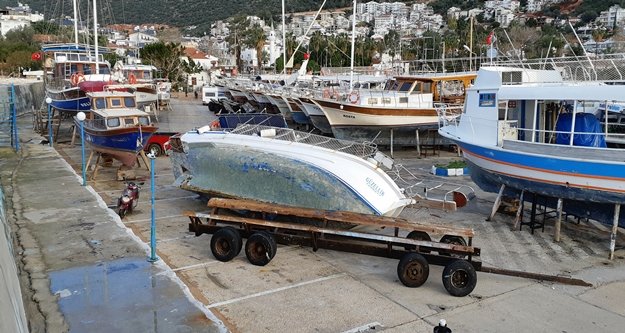 Fırtına karadaki tekneleri de devirdi