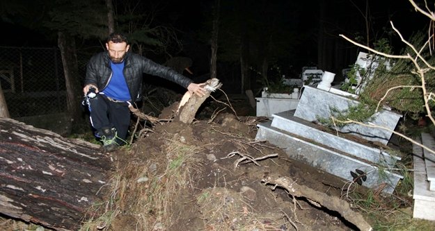 Fırtına mezar taşlarını da yerinden oynattı!