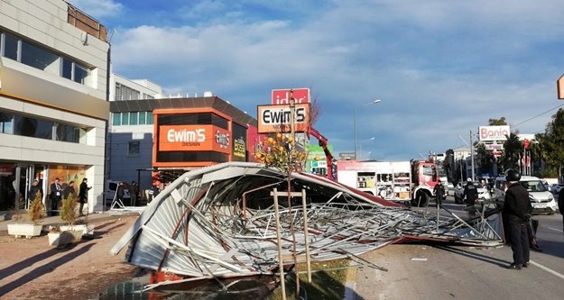 Fırtınada demir çatı uçtu! Saniye farkla ölümden döndü
