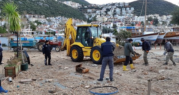 Fırtınada kapanan sahil yolu açıldı