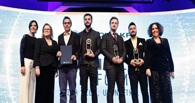 Geleceğin iletişimcilerine iki ödül birden