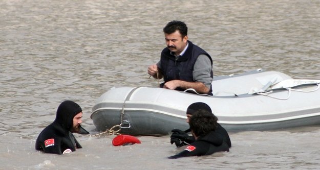 Hortuma kapılan kayıp Buse define çubuklarıyla aranıyor