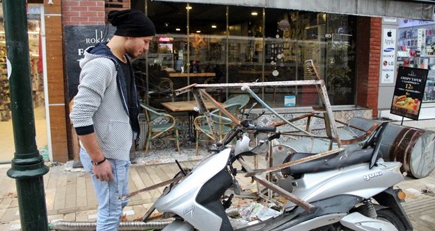 İçi su dolu güneş kolektörü kaldırıma düştü!