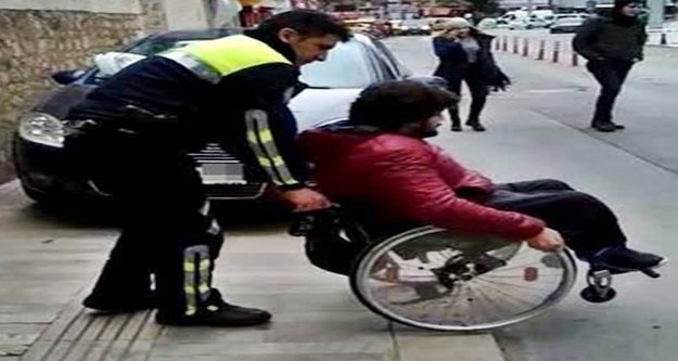 Kaldırımdaki araca takılan engelli bireyin yardımına polis yetişti