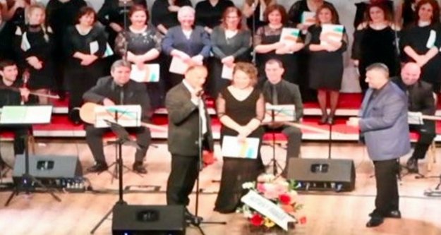 Koro üyesine sahnede sürpriz evlenme teklifi