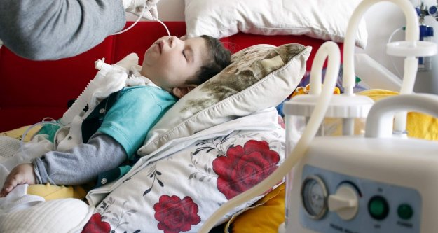 Makineye bağlı  Taha'nın acısı biraz olsun hafifledi