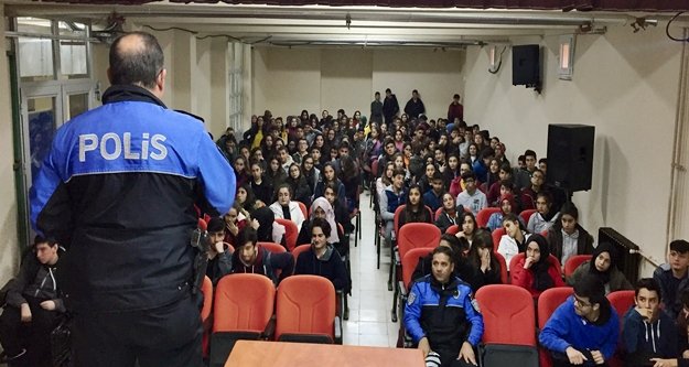 Polislerden öğrencilere gereken tedbirleri anlattı