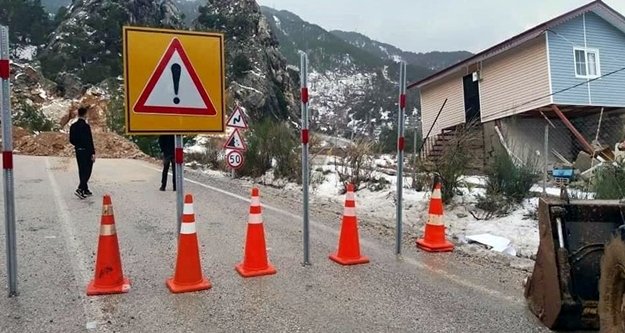 Sağanak sonrası oluşan heyelan 5 mahalleyi kapattı!