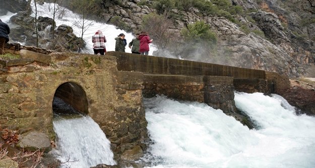 Sağanak sonrası şelalelerin görsel şovu
