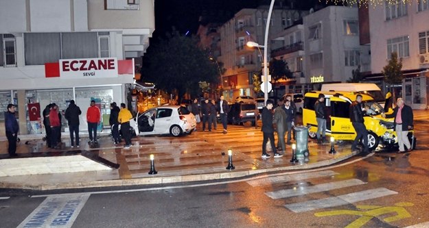 Ticari taksiye çarpan otomobil eczaneye girdi: 2 yaralı