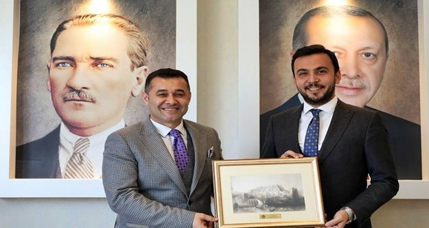 Yücel'den Ak Parti'ye 'Hayırlı olsun' ziyareti