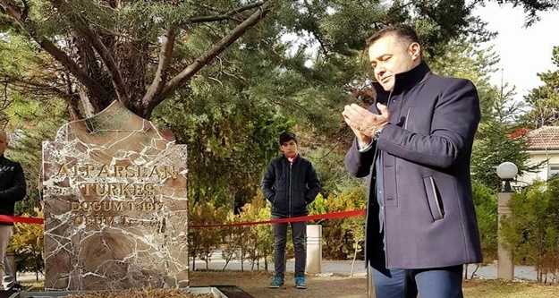 Yücel ülküdaşlarıyla Türkeş'i ziyaret etti