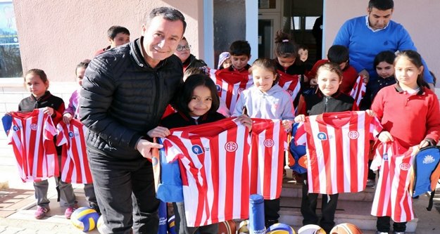 10 bin öğrenciye 27 bin spor malzemesi