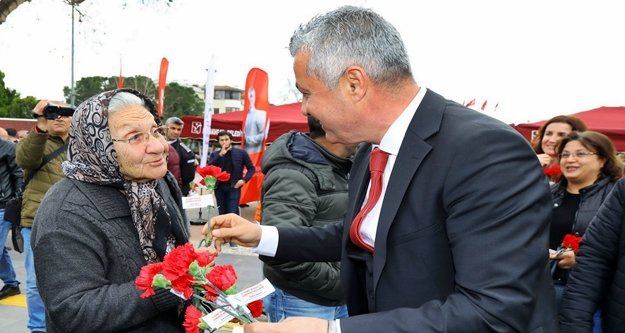 14 Şubat’ta 5 bin çiçek dağıttı