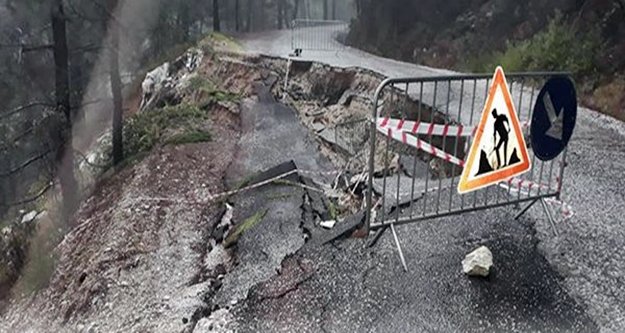 Alanya'da yollar sağanak yağışa dayanamadı!