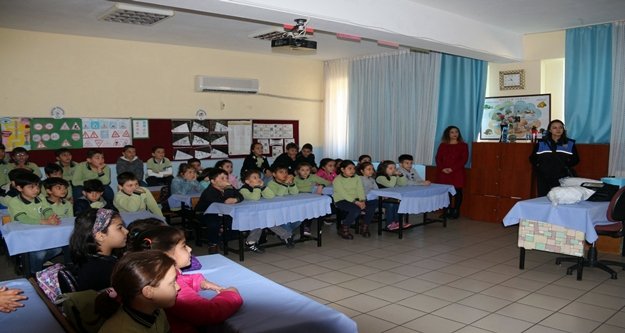 Alanya polisi okullarda hız kesmiyor