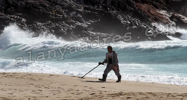 Alanya sahilleri define avcılarına kaldı