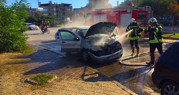 Alanya’da park halindeki otomobil alev alev yandı!