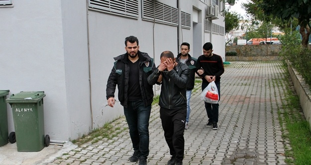 Alanya’da polisten uyuşturucu darbesine 2 tutuklama