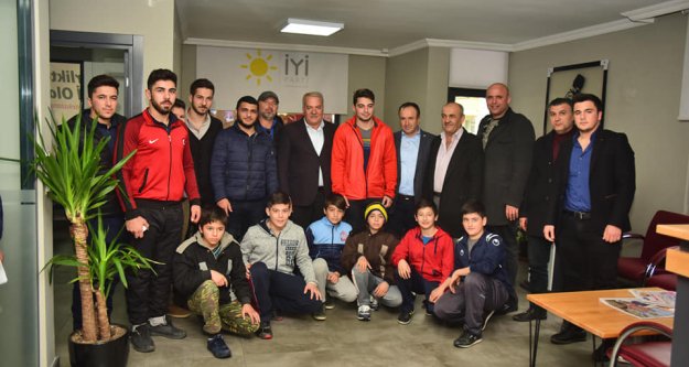 Alanyalı güreşçilerden  İYİ Parti’ye pazar ziyareti