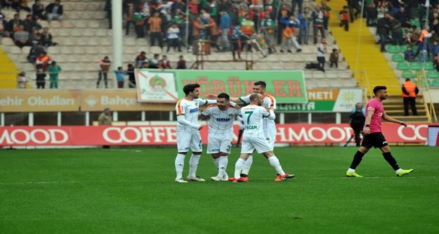 Alanyasporlu taraftarlar, Ozan Tufan'ı ayakta alkışladı