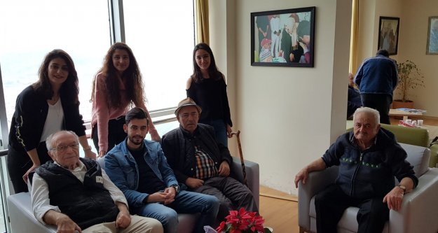 ALKÜ’lü gençler 14 Şubat'ı güzelleştirdi