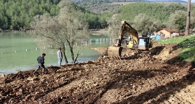 Baraj taştı, yollar su altında kaldı