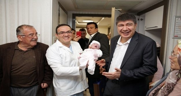 Başkan Türel’den yeni doğan bebeklere ‘hoş geldin’ ziyaret
