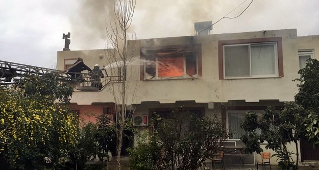 Bir evi saniyeler içinde alevler yuttu!