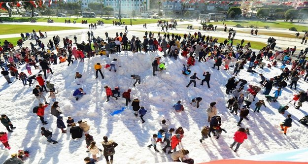 Çocuklar için kamyon kamyon kar taşındı